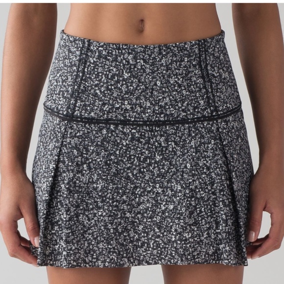 lululemon athletica Dresses & Skirts - Lululemon Tall Lost in Pace Skirt Built-In Shorts Daisy Dust Alpine White Black